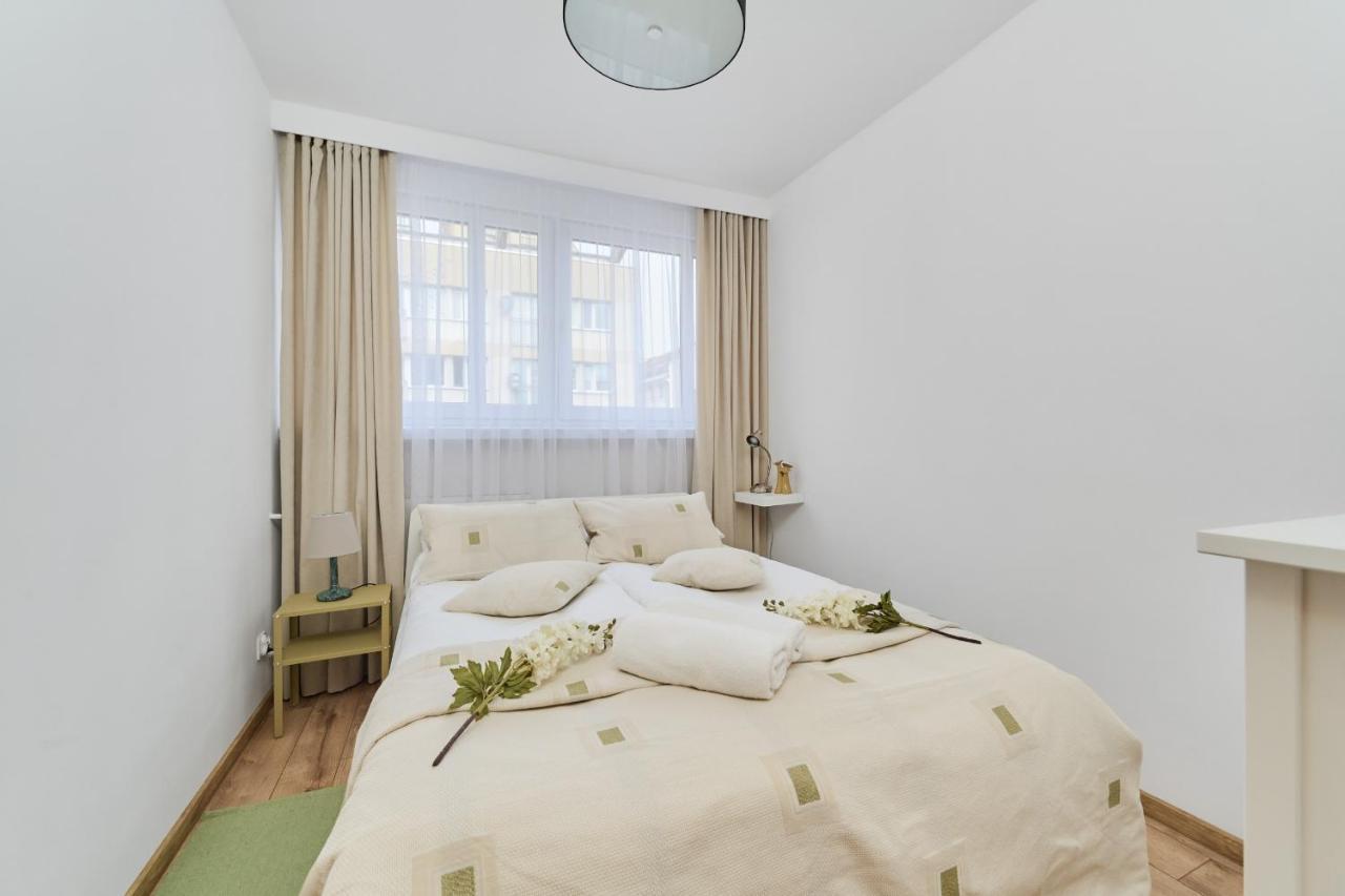Centre & Main Square By Renters Apartment
