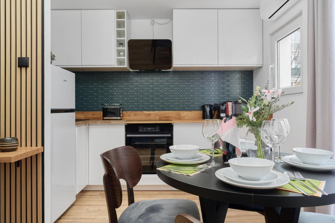 Centre & Main Square By Renters